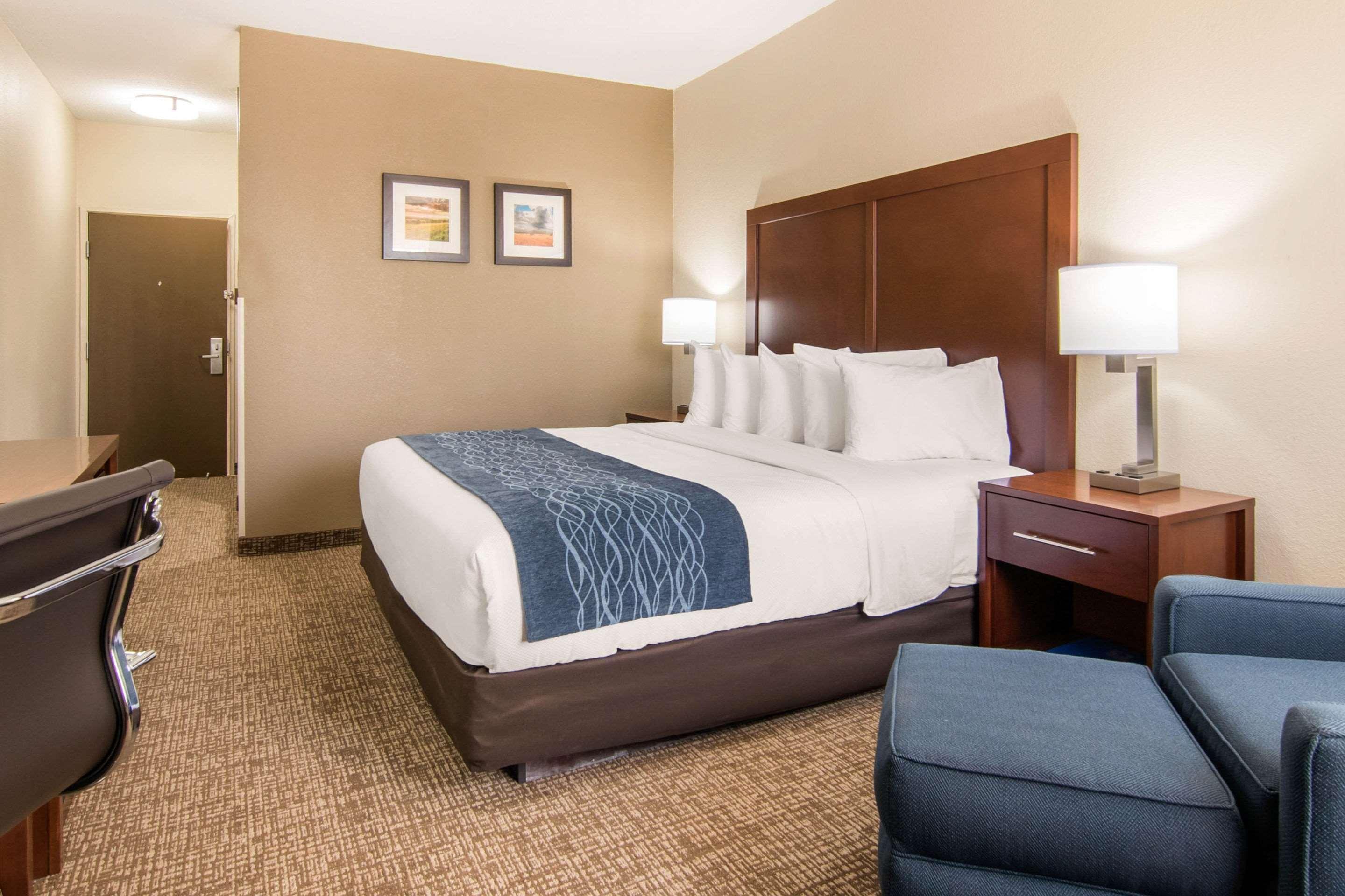 Comfort Inn & Suites Junction City - Near Fort Riley מראה חיצוני תמונה